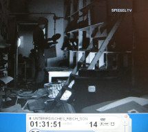 Obersalzberg-Berghof 58, US-Film, ein
                        Ami-Soldat hat eine Schallplatte in der Hand