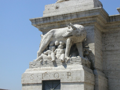 Romulus und Remus, Skulptur mit
                Wlfin in Rom, eine ewige Lgengeschichte, die bis heute
                in Geschichtsbchern steht...