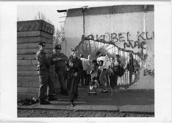 Berlin: Loch in der Mauer 1990 /
                  whole in the Berlin wall 1990