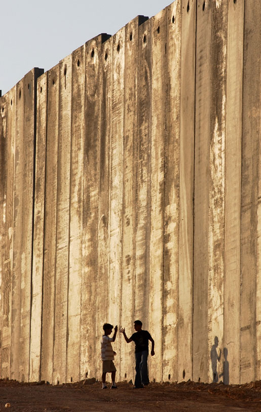 Mauer in Israel Palästina sehr
                  hoch, wall in Israel Palestine, very high