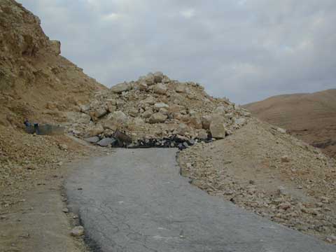 Strassensperre in Wadi Kelt,
                  roadblock in Wadi Kelt, Israel Palestine