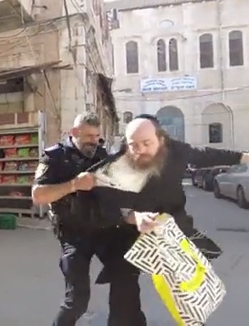 Jdische Nazi-Zion-Polizei in Jerusalem 1.11.2023 -
                17:00h: verprgelt antizionistische Rabbiner wegen
                Palstinafahnen und verfolgt sie bis ins Haus