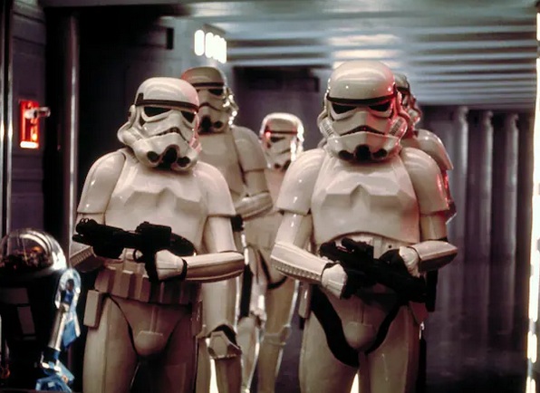 Fototext 14: HELME MIT MUNDÖFFNUNG: «Star Wars» mit
              Harrison Ford: Die formschönsten Masken respektive Helme
              tragen die Stormtroopers aus der «Star Wars»-Reihe.