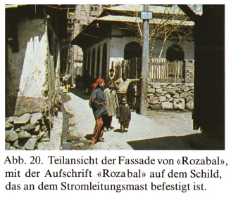 Das blaue Schild
                "Rozabal" am Laternenpfosten vor dem
                Jesusgrab