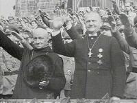 Geistliche mit Hitlergruss