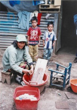Armut trotz Kirche in Perú,
                        wo praktisch alle von Hand waschen und kaum
                        jemand Waschmaschinen hat