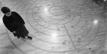 Eine Frau luft in einem Labyrinth in
                            der St.Pauls-Kathedrale in Boston