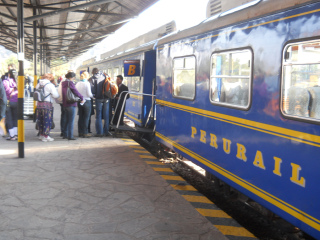 Der Zug von Poroy nach Agua Calientes bei Machu
                  Picchu