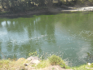 Der mit den Abwässern von Cusco
                  verseuchte Urubambafluss 01