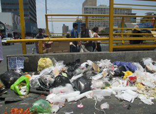 Kackoliken lieben ihren
                  Abfall, Müllcontainer gibt es nicht, weil das Wort in
                  der Bibel fehlt: Abfallberg auf dem Bürgersteig der
                  Grau-Allee (avenida Grau) in Lima, 7.2.2019