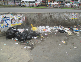 Abfallberg an der
                    Tupac-Allee (Avenida Tupac) in Comas, Januar 2019