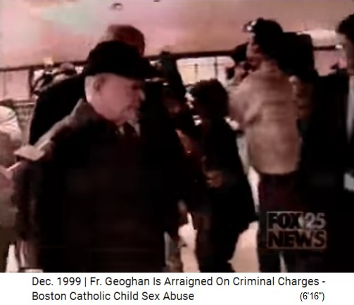 Der
              kriminell-pädophile Ex-Priester Geoghan spaziert
              schweigend an den Reportern vorbei