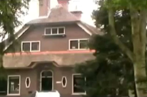 Holten (Holanda), la
                casa del médico Ridek - vista de cerca (1h16'44'')