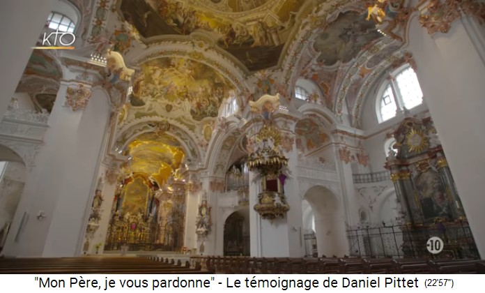 Satanistisches Kloster Einsiedeln,
                Innenraum mit viel Gold