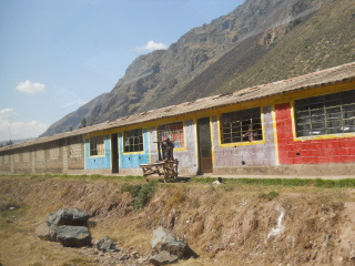 Die Bewohner am
                  Huarocondofluss leben in farbigen Häusern, können das
                  verseuchte Flusswasser aber nicht nutzen