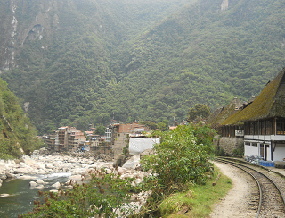 Die
                  Einfahrt nach Agua Calientes bei Machu Picchu, mit dem
                  stinkenden Urubambafluss