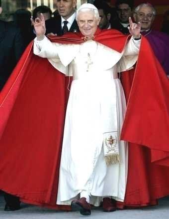 Papst Benedikt XVI mit
                          Satanistenzeichen - der Teufel ist wirklich im
                          Vatikan