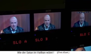 Gianluigi
                Nuzzi en un programa de televisión presenta los
                documentos sobre las maquinaciones criminales en el
                Vaticano (Vatileaks) 2