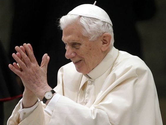 Kardinal Ratzinger als Papst Benedikt
                Februar 2013, er ist ein satanistischer Kindermrder so
                wie alle Ppste