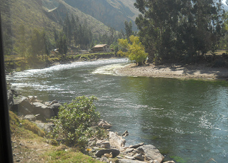 Der mit dem Abwasser von
                  Cusco verseuchte Huarocondofluss 02, die Kloake von
                  Cusco