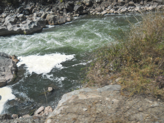 Der mit den Abwssern von Cusco
                  verseuchte Urubambafluss 02