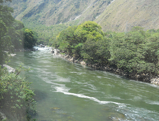 Der mit den Abwssern von Cusco
                  verseuchte Urubambafluss 04