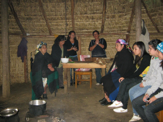 Temuco Cholchol, der Innenraum der Ruca
                mit Mapuches