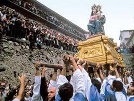 La madonna [de fantasa] de Polsi con un beb [de fantasa] y con coronas imperiales, la estatua es llevada por hombres