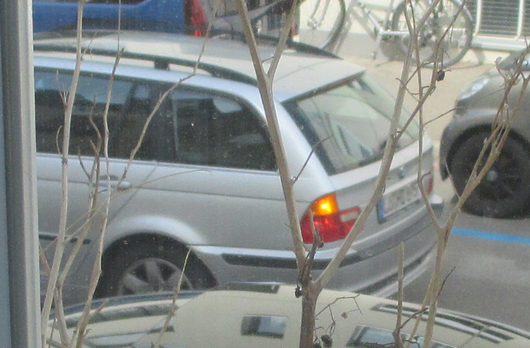 BMW Combi aus
                      Lörrach mit Autonummer LÖ HD 895 rast in
                      Tempo30-Zone herum