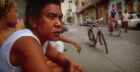 Kuba: Mann mit Velo im Hintergrund