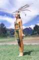 Frau im Kostm der Quimbaya mit Federschmuck
                      und Bikini aus Gold