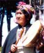 Chile: Mapuchefrau trommelt