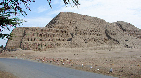 Example of "huaca", pyramid
                              of the Sun in Peru