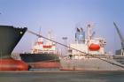 Bombay / Mumbai :
                            Tanker , Frachtschiff , Hafen