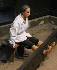 Inquisition im Vizeknigreich Peru in
                          Lima: Fixieren der Fsse und Sitzen auf einem
                          einfachen Hocker