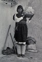Acoma-Pueblo-Ureinwohnerin mit Tpferei