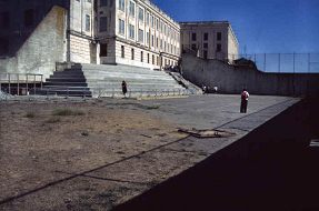 El
                          patio de la prisin en la isla de prisin
                          Alcatraz de San Francisco.