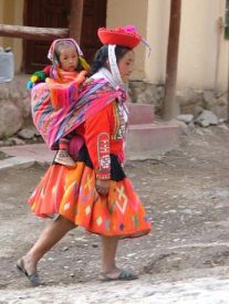 La ropa de una peruana indgena
                            con un bebe en Cusco