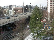 Die
                          "Zivilisation" glnzt mit Grau in
                          Grau, z.B. mit Hochautobahnen, die
                          "Betonkultur" schlechthin. Hier
                          werden die Menschen krank, weil sie nur wenige
                          oder keine Farben sehen - ah, die Autos sind
                          doch "farbig"...