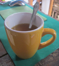 Taza
                            con una solucin con agua, bicarbonato de
                            sodio y algarrobina