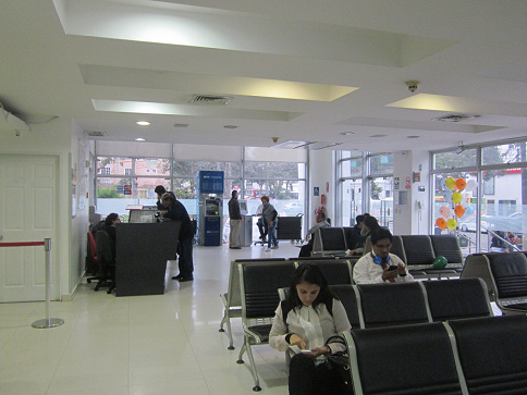 La sala de espera del laboratorio
                        "Suiza Lab" en San Isídro en Lima