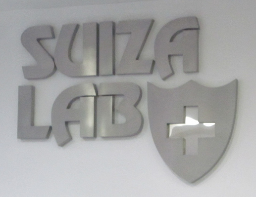el logotipo "Suiza Lab" en la
                        pared de la sala de espera