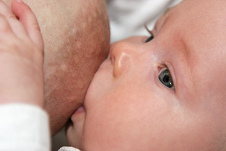 Dar
                          leche al bebe por mucho tiempo es la óptima
                          condición para un bueno desarrollo de la cara
                          del bebe porque el niño tiene que chupar
                          fuertemente y por eso el crecimiento del
                          maxilar es bien provocado. Más tarde todos los
                          dientes tienen bastante espacio pues [2].
