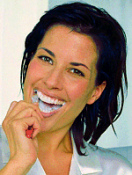 Eine Frau beim Zähne putzen: Man darf
                            beim Zähneputzen nicht zu sehr drücken,
                            sondern man muss nur die Speisereste
                            entfernen und die Zähne einschmieren