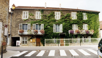 Pasteur's house of living and laboratories
                        in Arbois in France between Dole and the Swiss
                        frontier