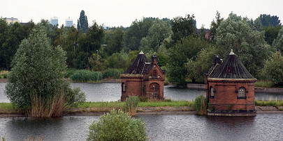 Well
                          houses with filtration equipment on the island
                          of "Kaltehofe" near Hamburg