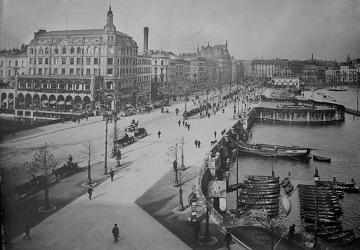 Hamburg Jungfernstieg (Virgin
                Bridge) in 1890 with horse-drawn vehicles