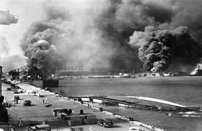 Der
                        Hafen von Pearl Harbor auf Hawaii zerbomt, durch
                        japanische Bomben