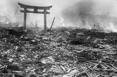 Nagasaki durch eine einzige Atombombe
                        zerbombt 1945