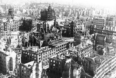 Dresden zerbombt 1945 - durch
                          "US"+GB-Bomben